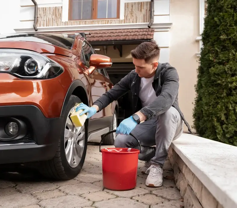 Lavage auto à domicile Morigny-Champigny : professionnel intervenant sur un véhicule